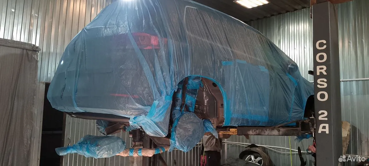 Автомобиль с защитой кузовных панелей в мастерской